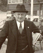 					Recto: Hugo Obermaier 1936 vor dem Holmenkollen-Hotel in Oslo stehend.					Verbleib: Archiv der Hugo Obermaier-Gesellschaft, Erlangen.